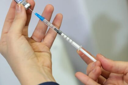 Vacina da gripe não aumenta risco da doença, alerta ministério