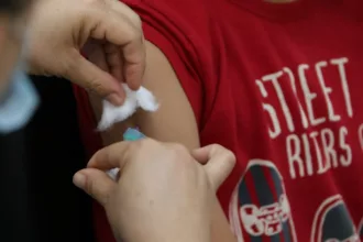 Vacinação nas escolas segue até dia 30 e meta é imunizar 27 milhões